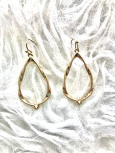 Oh so pretty gold earrings with twist accent